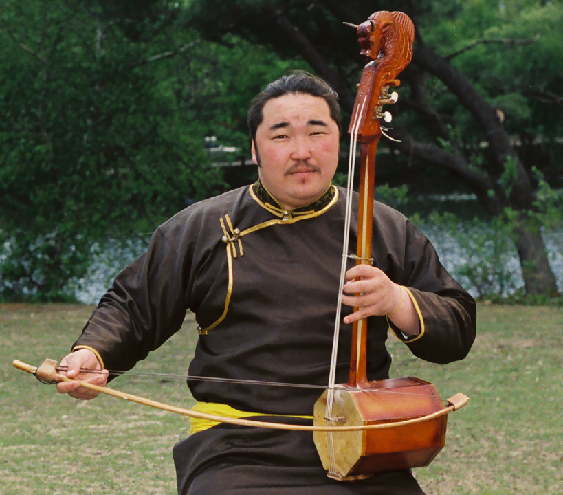Mai-ool Sedip plays the byzaanchy