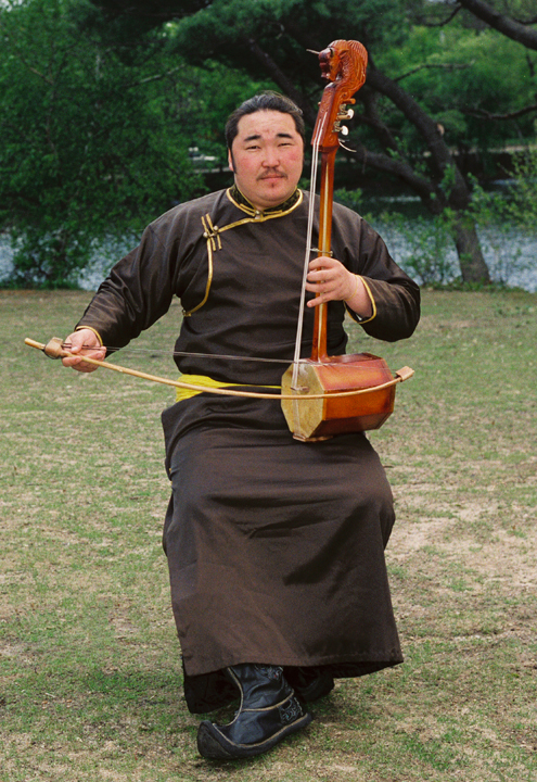Mai-ool Sepip plays a byzaanchy made by Kang-Xuler Saya.